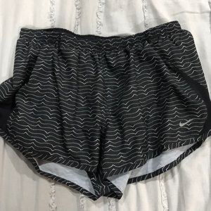 Nike black & white patterned lined running shorts